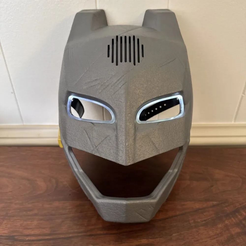 2015 DC Comics Batman Talking Voice Changer Mask with Lights and Sounds